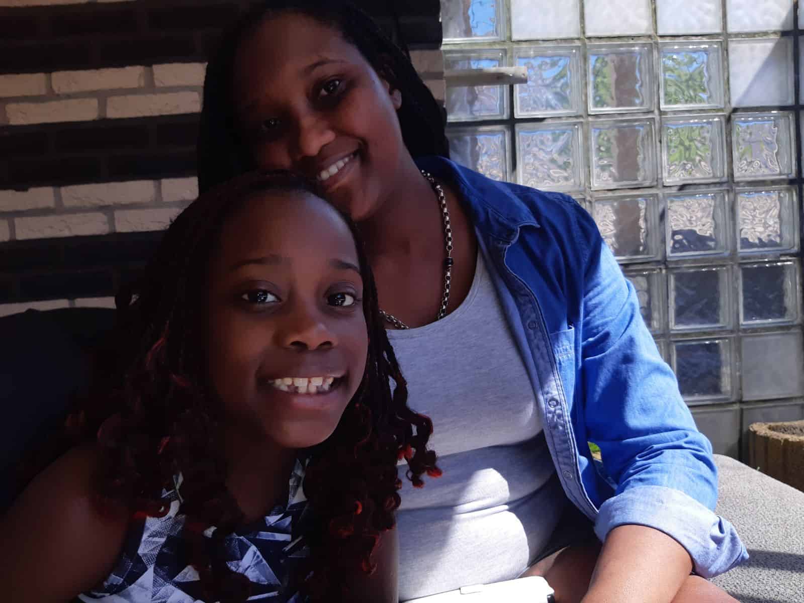 Zoë Triezenberg met haar moeder Jessica Triezenberg-San-A-Jong