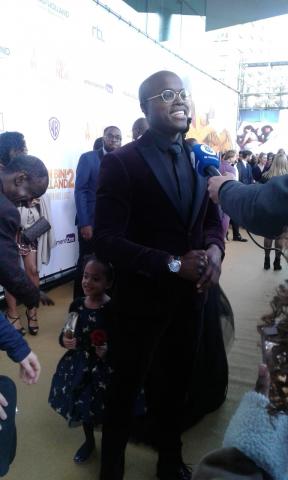 Jandino op de rode loper met zijn dochter