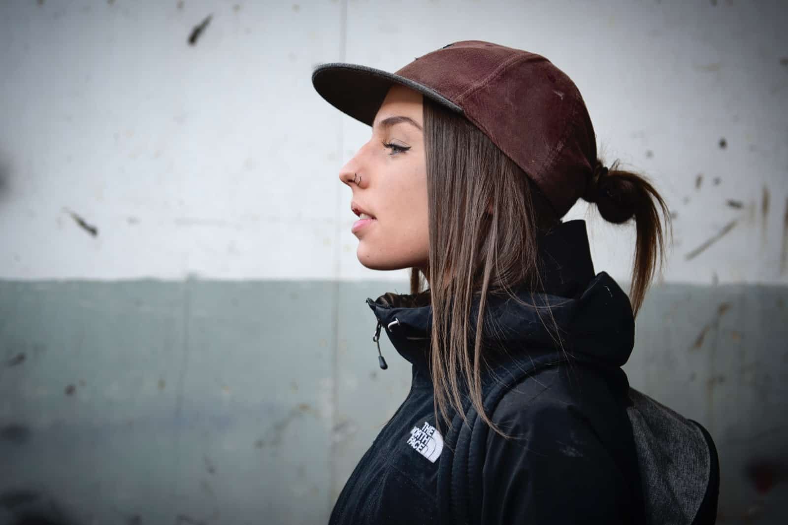 Torenhoge muurschildering tegen klassenongelijkheid op Leidseplein