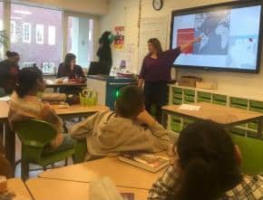 Noémi Beyer voor de klas in Nederland