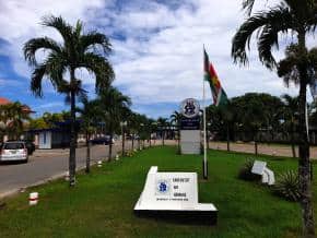 Ingang Anton de Kom Universiteit Suriname. Foto: © Zoë Deceuninck