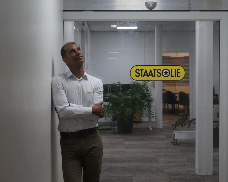 Patrick Brunings in het hoofdkantoor van Staatsolie