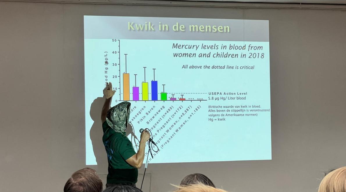 Milieuactivist Erlan Sleur spreekt in Nederland over de Surinaamse milieuproblematiek