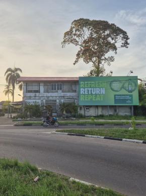 Reclame voor Heineken bij een rotonde in Paramaribo. © Zoë Deceuninck