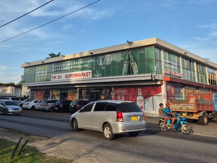 Reclame voor Heineken bij een winkel in Paramaribo. © Zoë Deceuninck