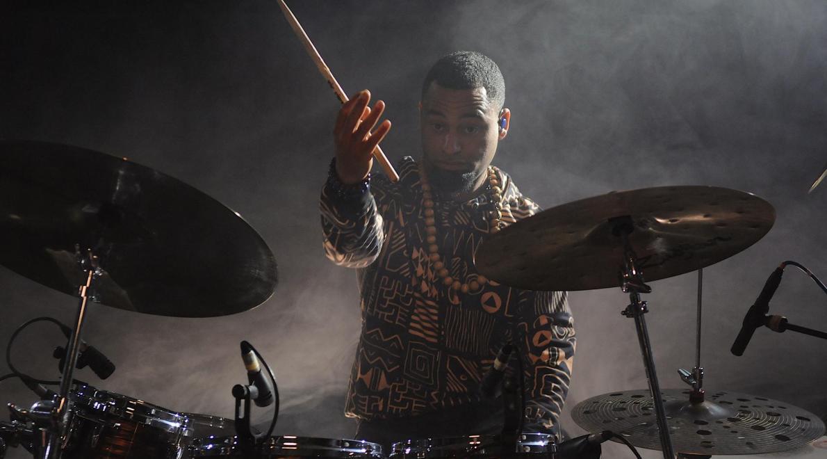 Het Uur van de Wolf: Yoràn Vroom – Master of Drums